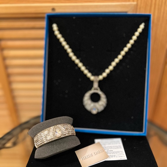 Heidi Daus White Pearl & Crystal Necklace/Bracelet Set 🤍💎 - Picture 11 of 13